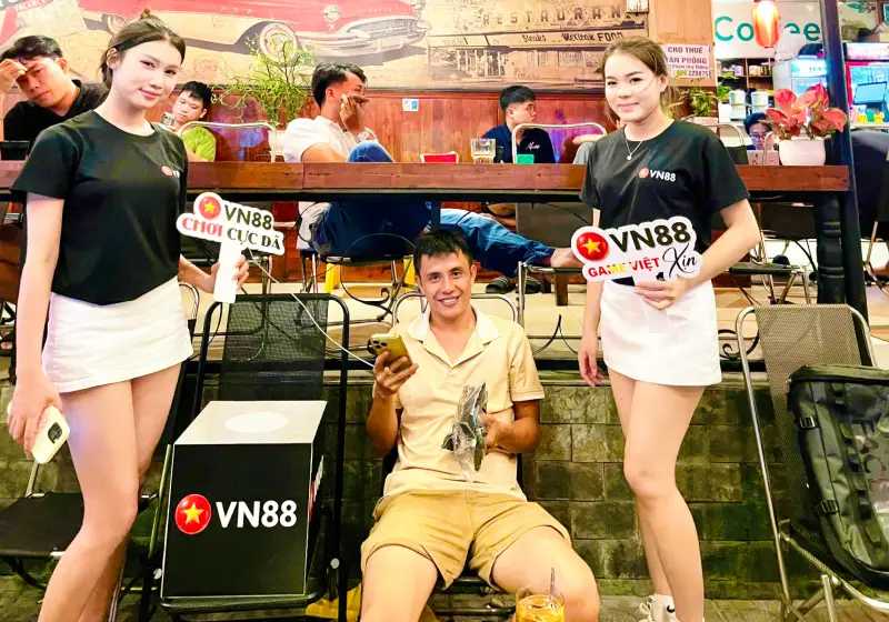 Cận cảnh quà tặng áo đấu chính hãng được đặt trang trọng trên bàn trước giờ bốc thăm may mắn
