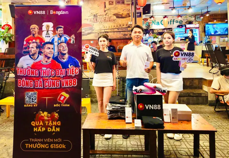 Hình ảnh thực tế một ông anh cược thủ lão làng đang vui vẻ nhận phần quà tặng lưu niệm là airpods độc quyền từ ban tổ chức sự kiện.