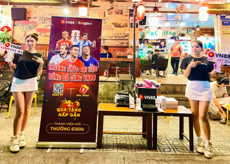 Ảnh chụp cận cảnh chiếc standee lớn đặt ở ngay lối đi chính, hiển thị rõ nét gói chương trình khuyến mãi chào mừng tân thủ trị giá 6.150.000 VNĐ